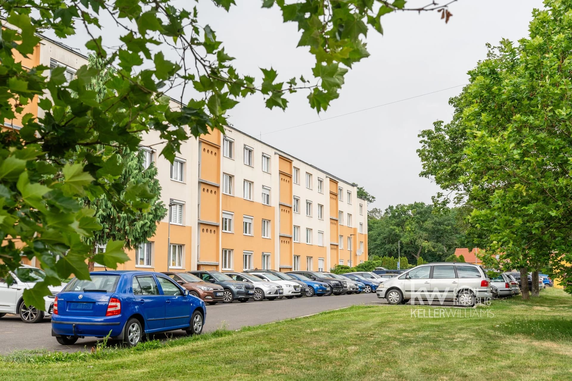 Parkoviště naproti domu